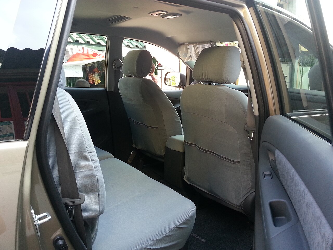 Captain Seats & 3-Row Cabin